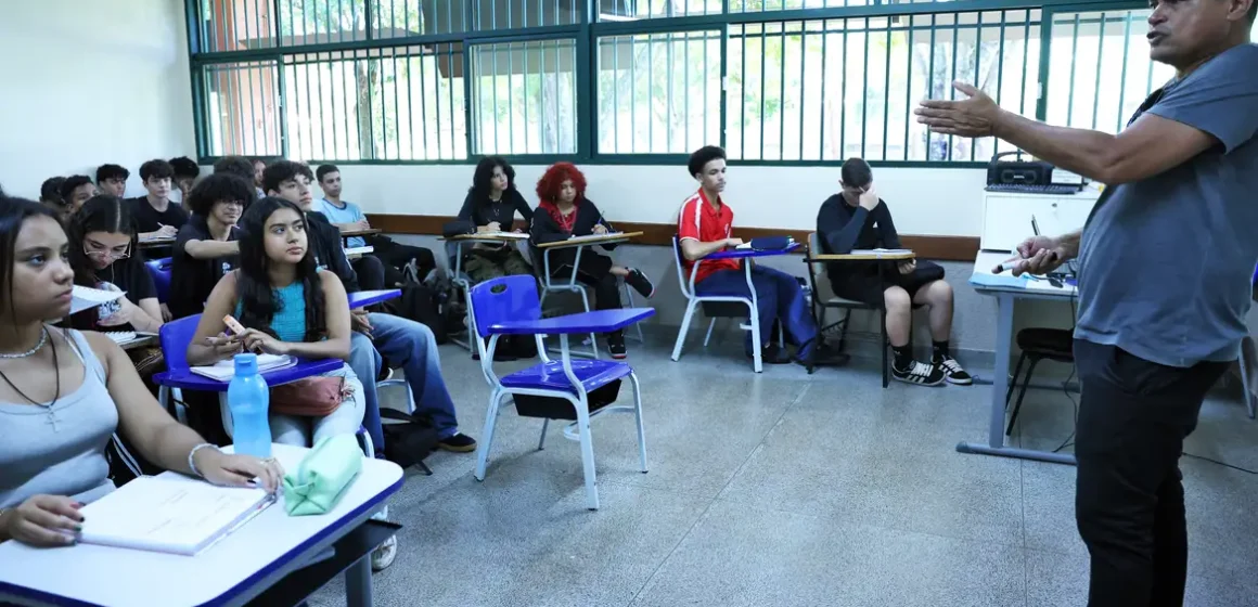 Senado aprova piso salarial de professores em R$ 5,1 mil para 2026
