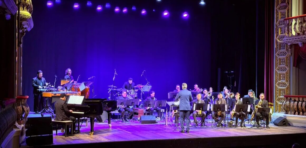Amazônia Jazz Band emociona público com clássicos paraenses no Theatro da Paz