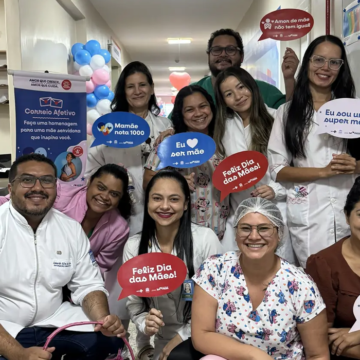 Hospital Materno-Infantil Anita Gerosa homenageia mães servidoras com painel, brindes e dinâmica de carinho entre profissionais
