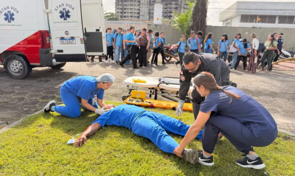 Hospital Metropolitano simula acidente de trânsito para conscientizar jovens sobre prevenção