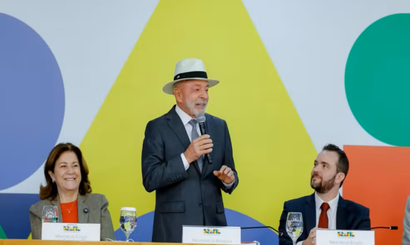 Lula volta a usar chapéu Panamá em público por recomendação médica após cirurgia de câncer de pele