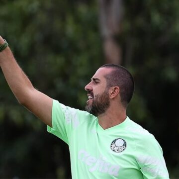 SaveClip.App_418495482_17911363397887634_7608122559680634153_n Auxiliar do Palmeiras destaca surpresa com festa da torcida no Mangueirão