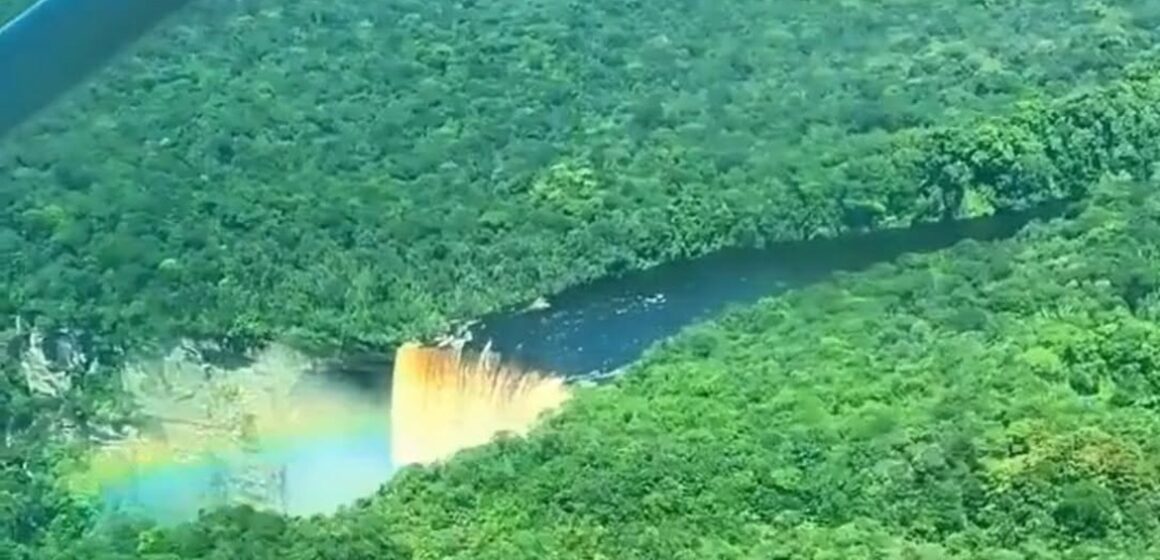 Catarata Kaieteur impressiona pela força e beleza em meio à floresta amazônica