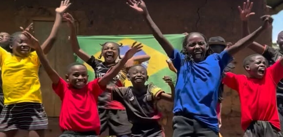 SaveClip.App_671822139_886811057753339_4287476759798648289_n Vídeo de jovens africanos dançando hit brasileiro viraliza nas redes sociais