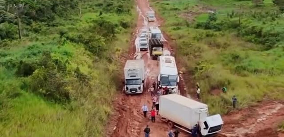 Trecho da Transamazônica registra lama e veículos atolados entre Uruará e Placas