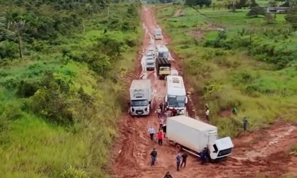 Trecho da Transamazônica registra lama e veículos atolados entre Uruará e Placas