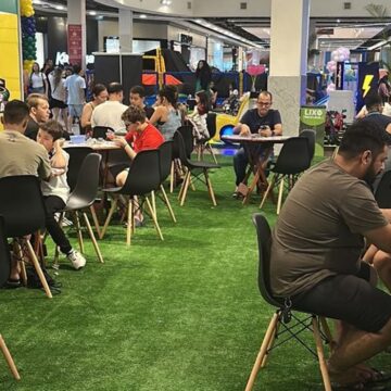 Febre das figurinhas da Copa 2026 cria clube de troca diário em shopping de Ananindeua