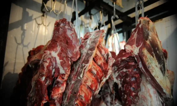 China autoriza retomada de exportações de carne bovina de frigoríficos brasileiros