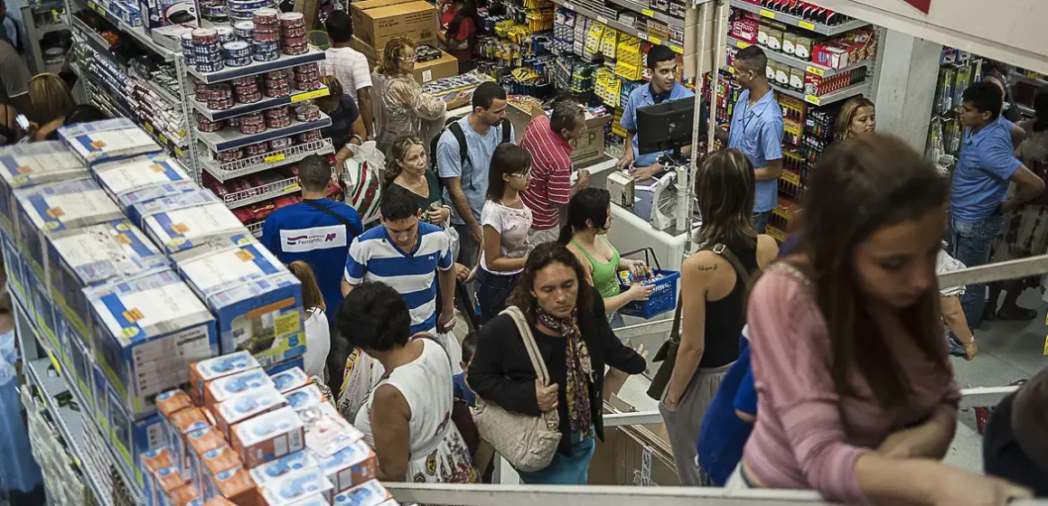 Vendas do varejo brasileiro crescem mais de 5% em abril, aponta Stone
