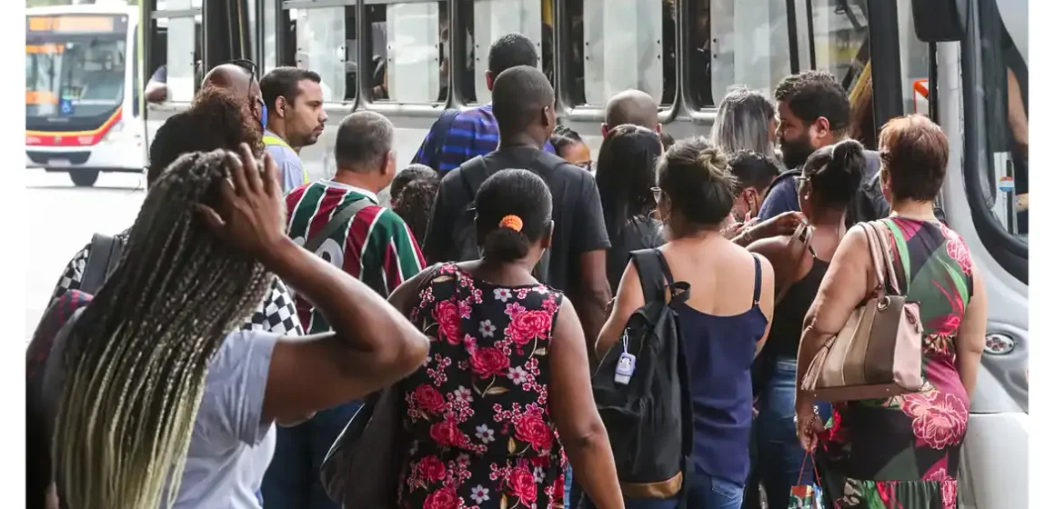 fila Desemprego de longa duração cai 21,7% e atinge menor nível desde 2012