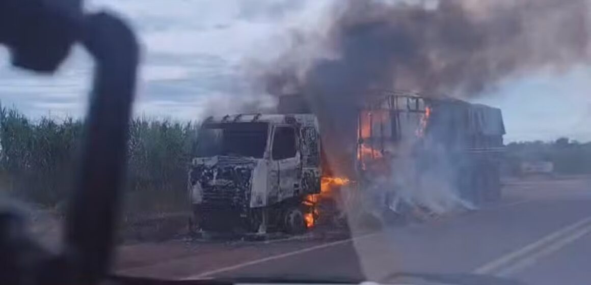 Caminhão carregado de soja pega fogo na BR-010 e carga fica espalhada na pista
