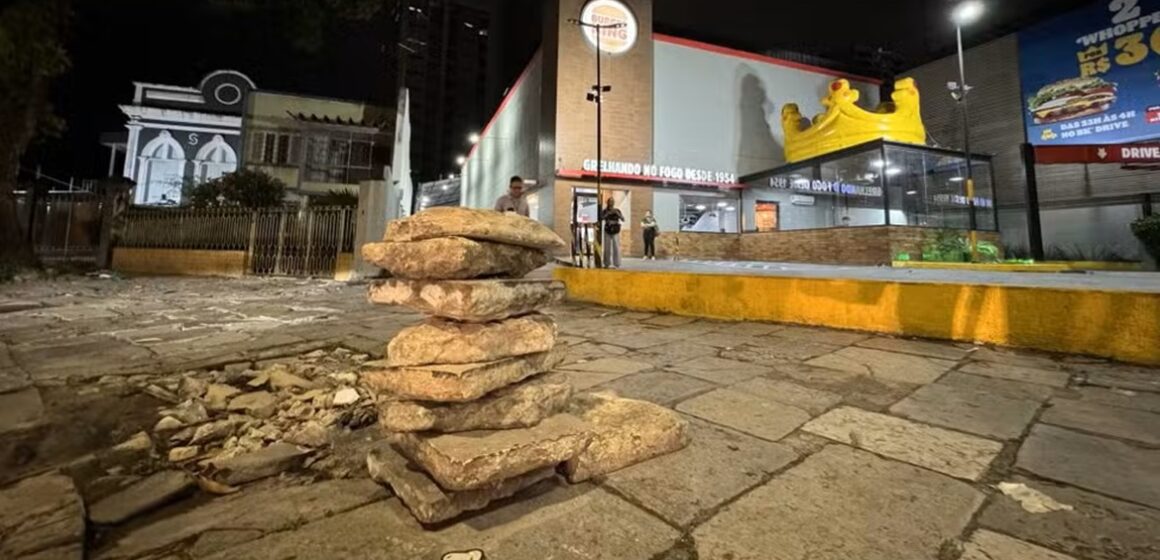 Prefeitura multa loja do Burger King após concretagem de calçada histórica na Avenida Nazaré, em Belém