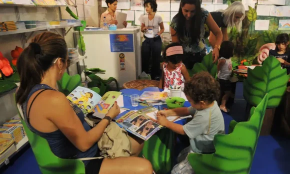 Estudo da OCDE revela que 53% das famílias brasileiras raramente leem para crianças de 5 anos