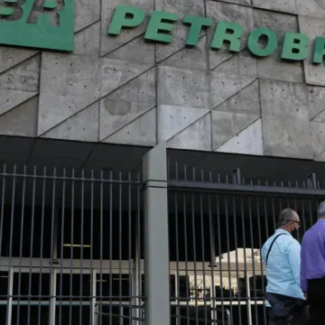 Petrobras registra queda no lucro no Brasil, mas lidera ranking global entre petroleiras