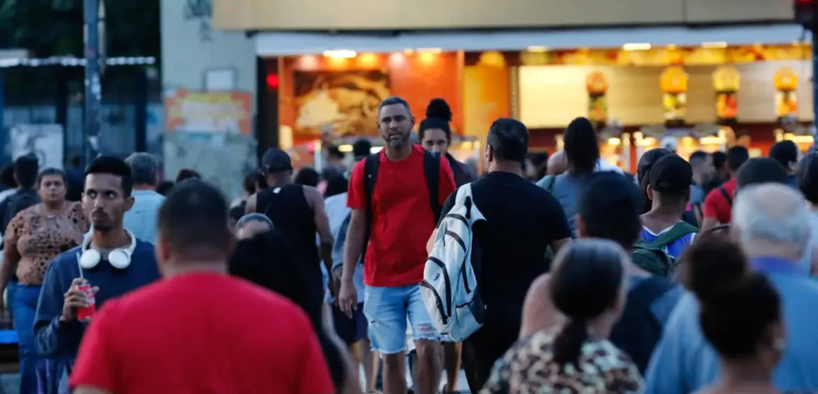 Desemprego sobe a 5,8% no trimestre até abril, mas recua ante 2025, aponta IBGE