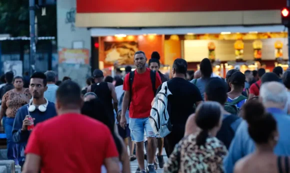 Desemprego sobe a 5,8% no trimestre até abril, mas recua ante 2025, aponta IBGE