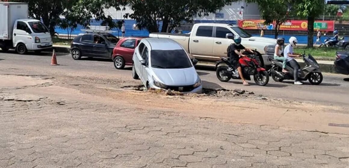 Carro cai em cratera em rua de Ananindeua