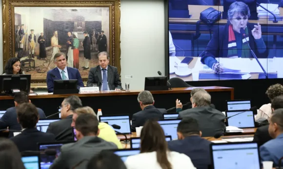 Comissão da Câmara aprova avanço da PEC que reduz maioridade penal para 16 anos