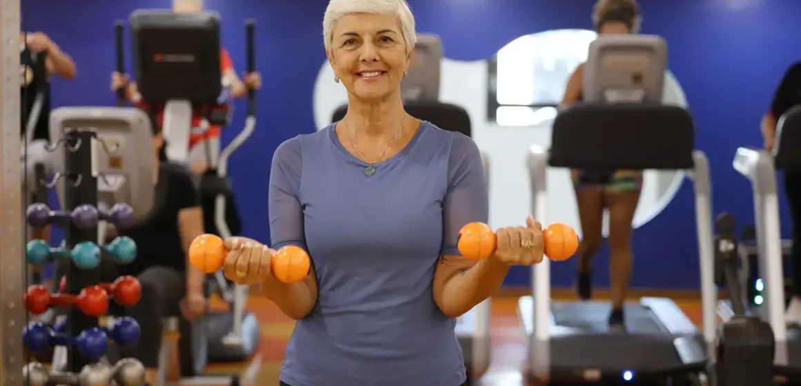 Musculação de até duas horas por semana ajuda a preservar a saúde após os 50 anos, aponta estudo