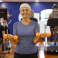 Musculação de até duas horas por semana ajuda a preservar a saúde após os 50 anos, aponta estudo