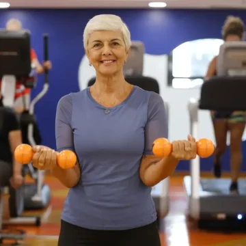 Musculação de até duas horas por semana ajuda a preservar a saúde após os 50 anos, aponta estudo