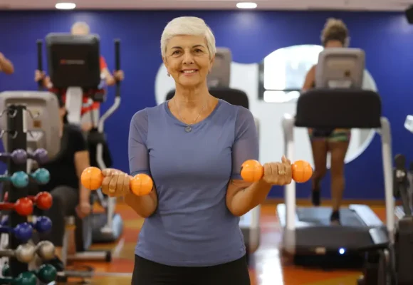 Musculação de até duas horas por semana ajuda a preservar a saúde após os 50 anos, aponta estudo