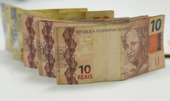 Mercado projeta Selic em 14% no fim de 2026 em pesquisa usada pelo Copom
