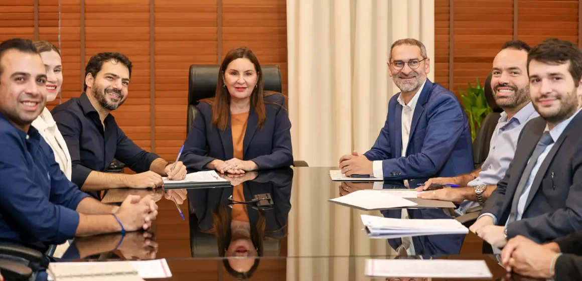 Governadora Hana Ghassan assina convênios para equipar hospitais de Irituia e São Miguel do Guamá