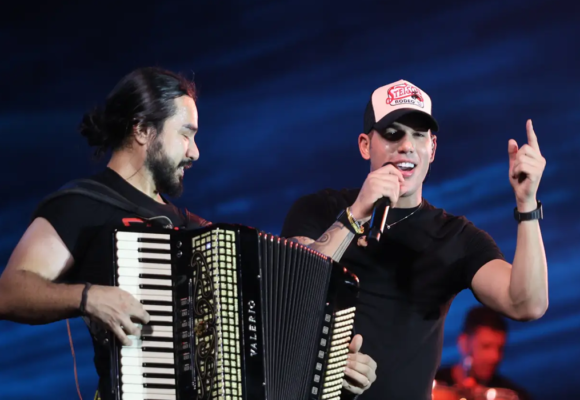 Zé Vaqueiro anuncia gravação de DVD em Belém durante show no Parárraiá 2026 no Mangueirão