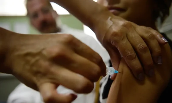 Vacinação de adolescentes contra HPV é estendida no Brasil