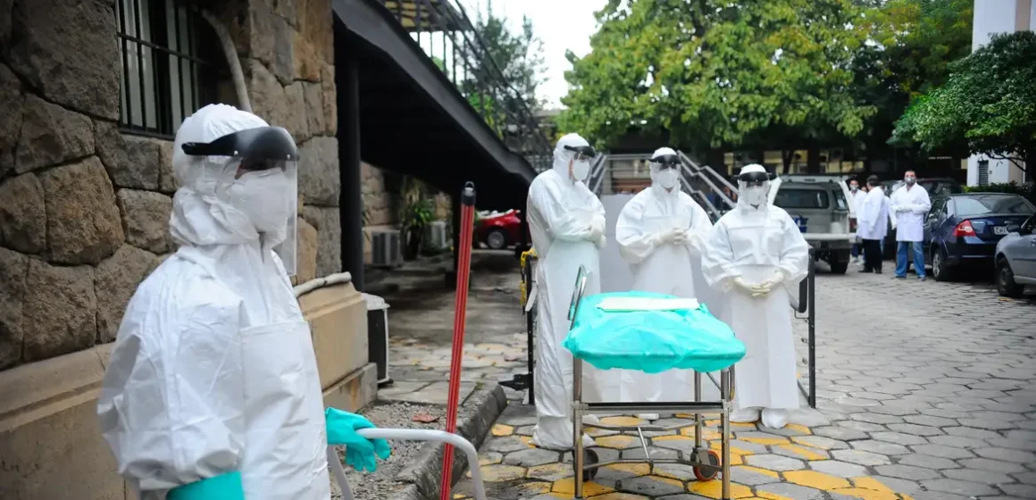 928154-ebola_7 França confirma primeiro caso de ebola e monitora contatos do paciente