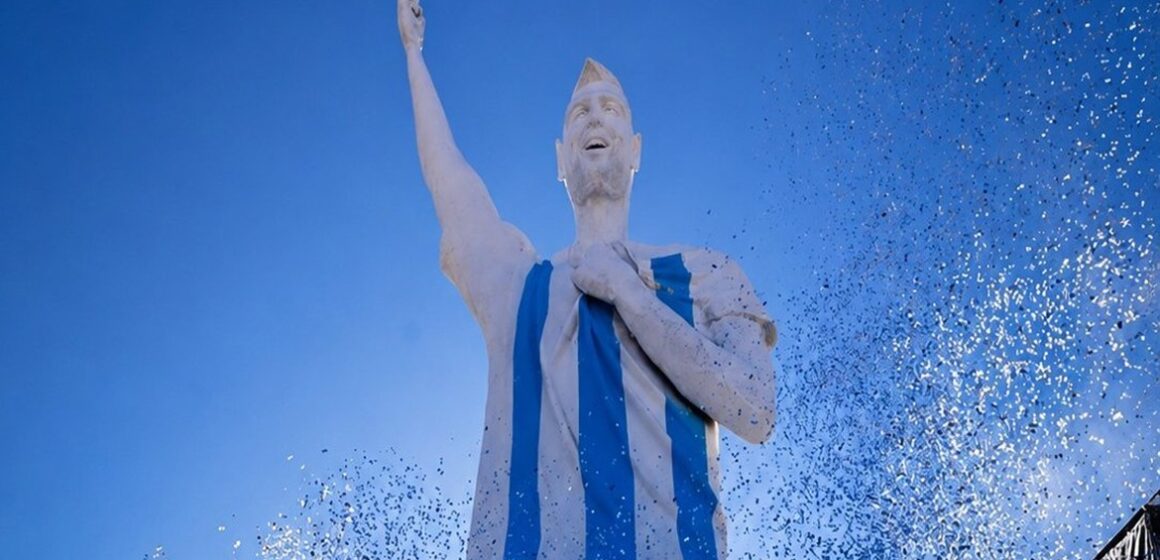 Estátua de 26 metros de Messi em Cutral Co vira meme na Argentina por formato polêmico