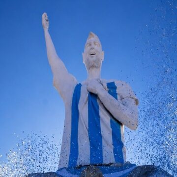 Estátua de 26 metros de Messi em Cutral Co vira meme na Argentina por formato polêmico