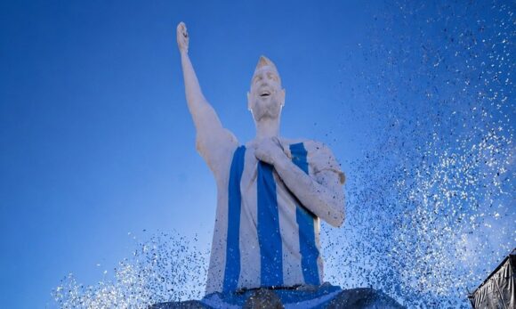 Estátua de 26 metros de Messi em Cutral Co vira meme na Argentina por formato polêmico