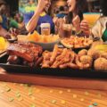 Outback lança maior campanha de futebol no Brasil e retoma rodízio durante temporada de jogos
