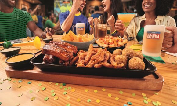 Outback lança maior campanha de futebol no Brasil e retoma rodízio durante temporada de jogos