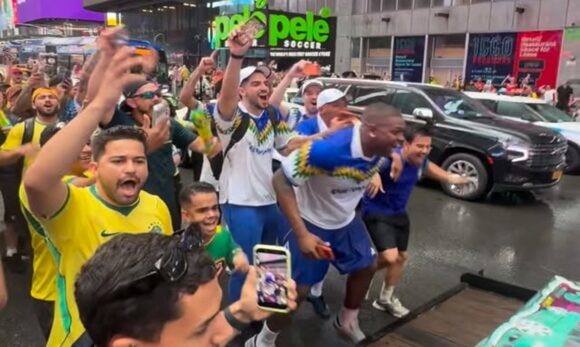 Brasileiros tomam a Times Square e Saveiro rebaixada vira atração em Nova York