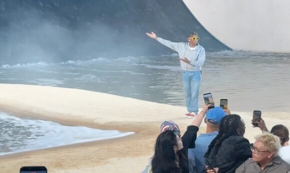 Louis Vuitton transforma passarela em praia e abre Semana de Moda Masculina de Paris