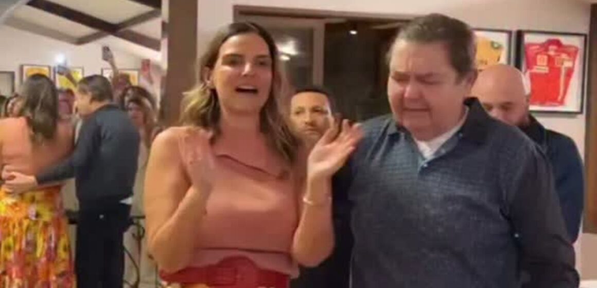 Fausto Silva reaparece sem cadeira de rodas em festa de aniversário da esposa