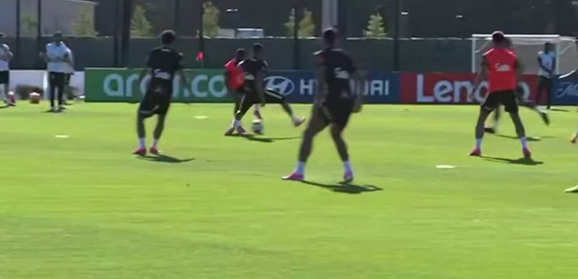 Casemiro aplica carrinho em Endrick durante treino da Seleção Brasileira