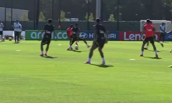 Casemiro aplica carrinho em Endrick durante treino da Seleção Brasileira