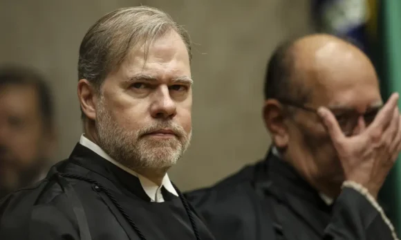 Toffoli toma posse no TSE e afirma que Justiça não decide eleição, mas sim o povo