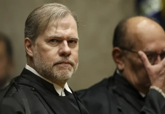 Toffoli toma posse no TSE e afirma que Justiça não decide eleição, mas sim o povo