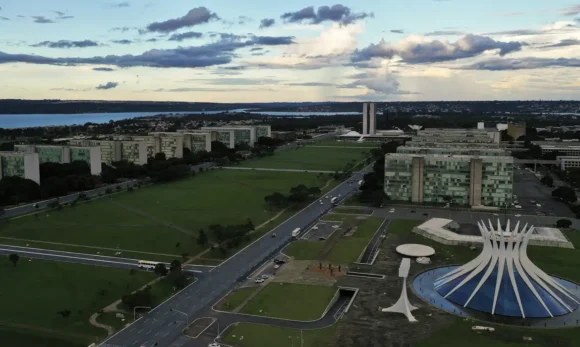 brasilia_60_anos_esplanada_dos_ministerios_0420202390_2 Governo libera servidores federais mais cedo nos jogos do Brasil na Copa com compensação obrigatória