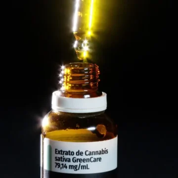 extrato_de_cannabis_e_utilizado_para_dores_fisicas_e_mentais (1) Pesquisa inédita mostra que 44% dos pacientes canábicos que importam medicamentos praticam musculação
