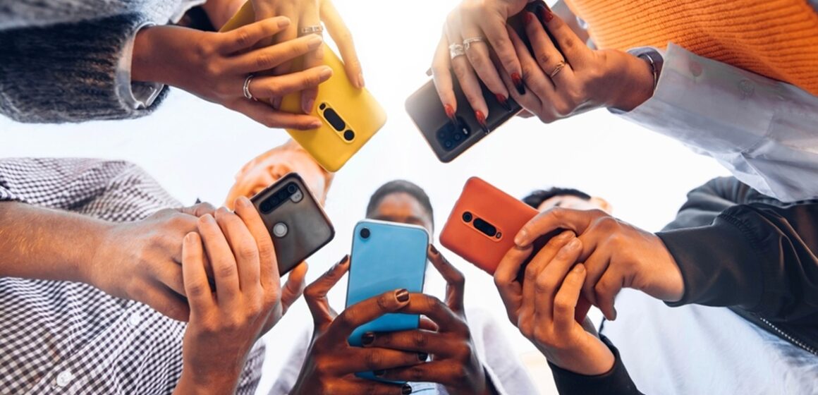 Teens,In,Circle,Holding,Smart,Mobile,Phones,-,Multicultural,Young Jovens da Geração Z priorizam conexões verdadeiras e rejeitam a pressa nos relacionamentos