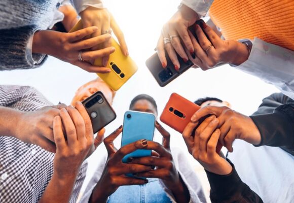 Jovens da Geração Z priorizam conexões verdadeiras e rejeitam a pressa nos relacionamentos