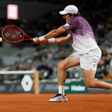 João Fonseca cai nas quartas de Roland Garros para tcheco Jakub Mensik e encerra melhor campanha brasileira em Grand Slam em 22 anos