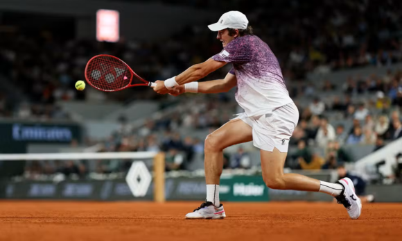 João Fonseca cai nas quartas de Roland Garros para tcheco Jakub Mensik e encerra melhor campanha brasileira em Grand Slam em 22 anos