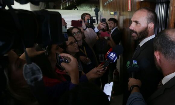 STF condena Eduardo Bolsonaro a 4 anos de prisão e inelegibilidade por coação